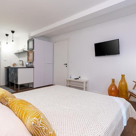 Stylish Studio Apartment By Irundo Ровин Екстериор снимка