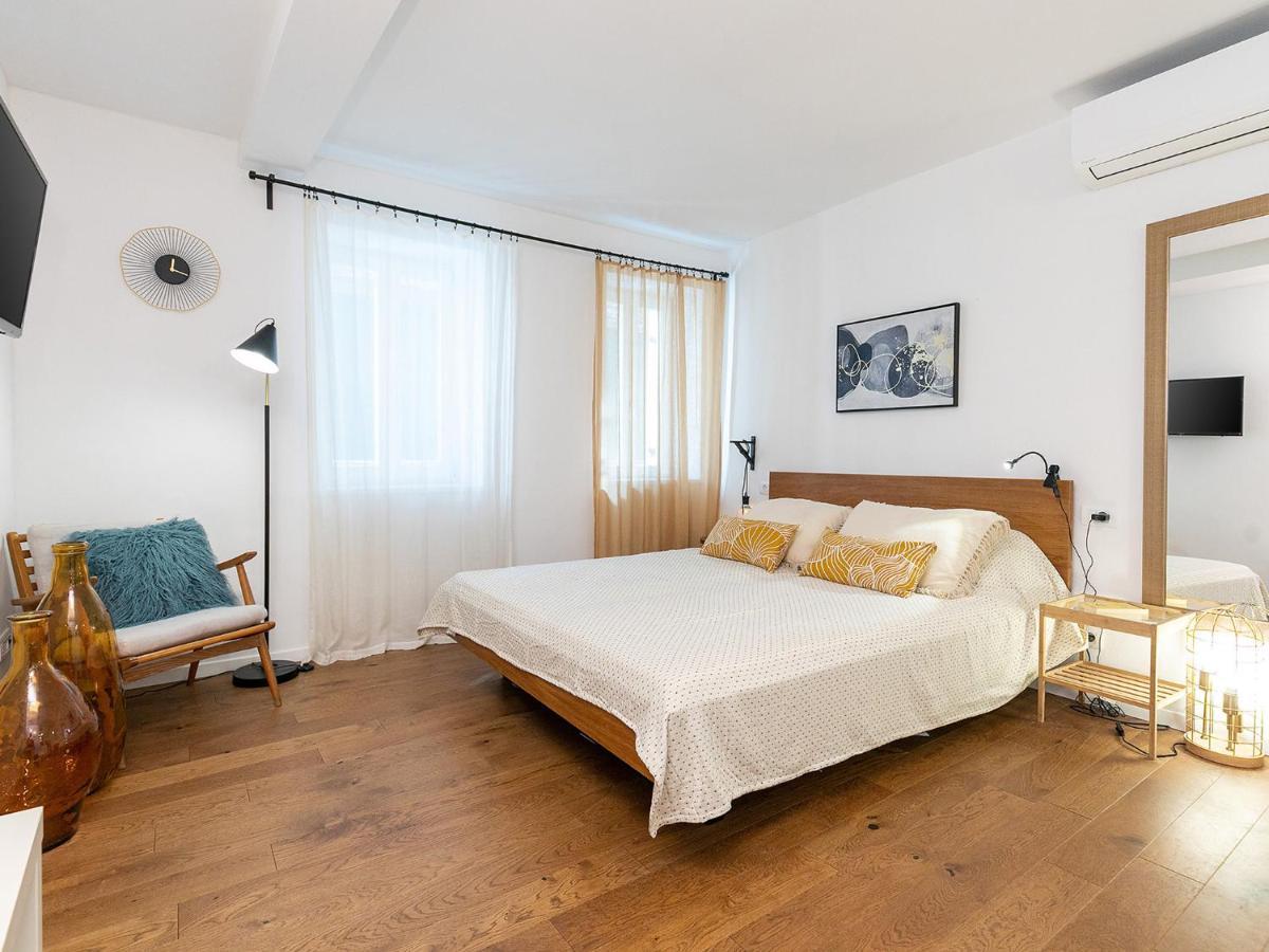 Stylish Studio Apartment By Irundo Ровин Екстериор снимка