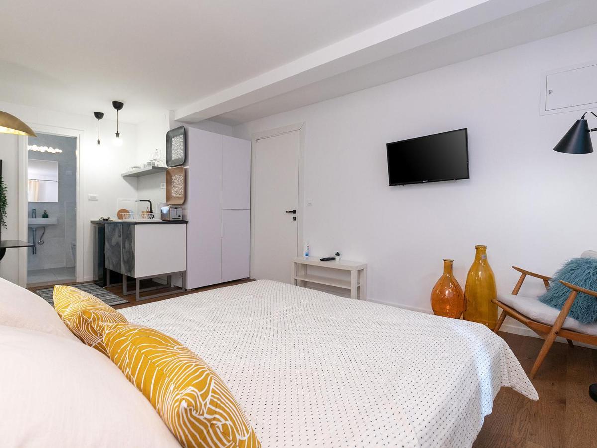Stylish Studio Apartment By Irundo Ровин Екстериор снимка